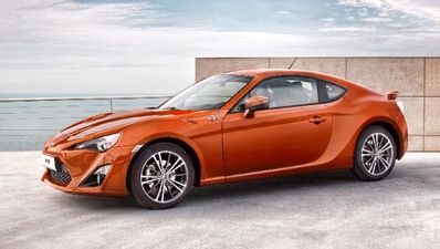 Video: 20-year-old hoons around in brand new Toyota GT86