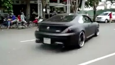 BMW M6 driver tries to show off, but fails