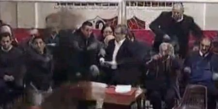 Video: Independiente hold a meeting with fans after being relegated. Fans throw chairs and tables at club President