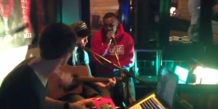 Video: Simon Zebo rapping ‘No Diggity’ and freestyling in a bar Down Under