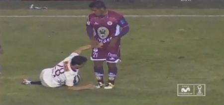 Video: The Peruvian version of Vinnie Jones grabs his opponent’s junk
