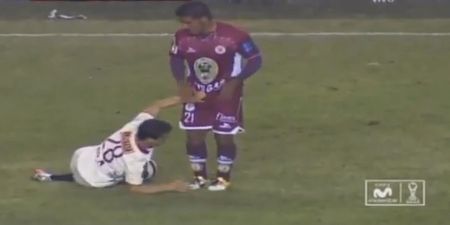 Video: The Peruvian version of Vinnie Jones grabs his opponent’s junk