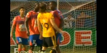 Video: Crazy stuff as Ecuadorian footballer bites opponent on the nose