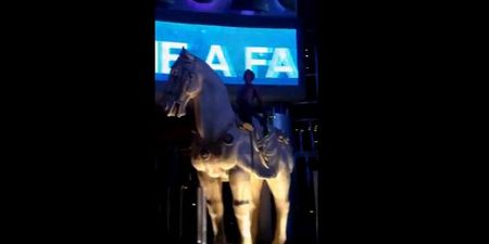 Video: Irish lad on J1 climbs aboard a large horse statue in Las Vegas