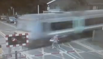 Video: Cyclist barely avoids death at a level crossing