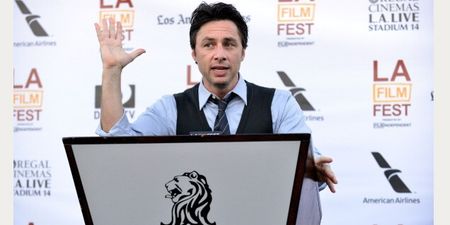 Zach Braff pulls off one of the best photobombs you’ll ever see in Times Square
