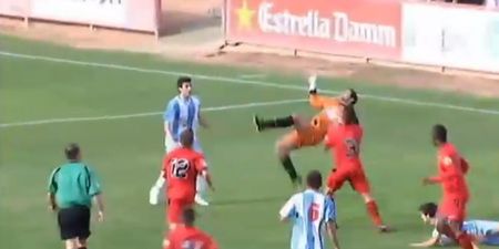 Video: Goalkeeper scores incredible bicycle kick in Spain