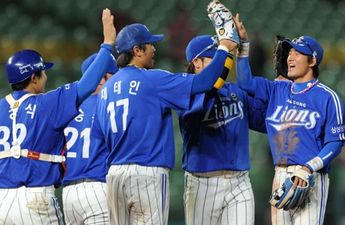 GIF: Korean baseball team show great restraint with team celebration