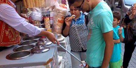 Video: This is how they serve ice cream in Turkey