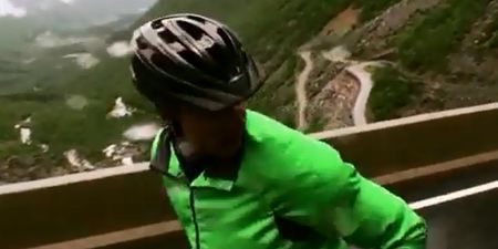 Video: Daredevil cyclist rides bike down steep hill at 50 miles per hour… backwards