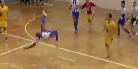 Joder! Futsal player scores outrageous overhead kick from his own half
