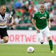 Video: Werder Bremen’s Aaron Hunt convinces ref not to award him a penalty after dive