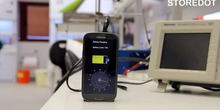 A smartphone battery that fully charges in just 30 seconds has been unveiled