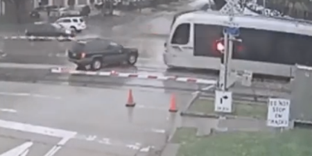 Video: Idiotic driver tries to break through level crossing… fails