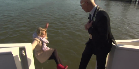 Video: Dutch reporter goes for a dip during interview with local mayor