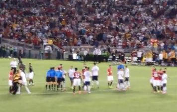 Video: Irish lad on J1 in LA invades pitch after Man United/LA Galaxy game, shakes Reece James’ hand, gets smashed by stewards