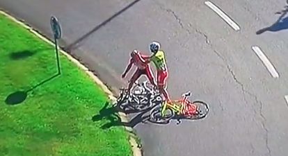 Video: Two professional cyclists started fighting each other at a race in Portugal