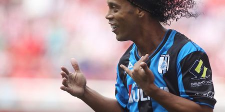 Vine: This eye of a needle Ronaldinho assist is just exquisite
