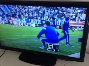 Vine: Marcelo Bielsa accidentally sits on a cup of coffee during Marseille game