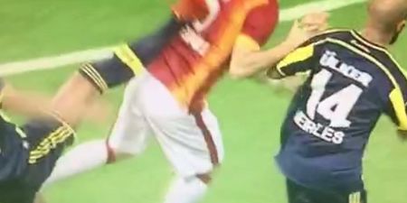 Vine: Fenerbahce’s Bruno Alves sent off for this astonishing kick at Galatasaray player