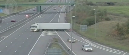 Video: Lorry pulls off a dangerous u-turn on the motorway after going down the wrong slip road