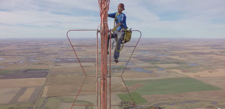 Video: Replacing a lightbulb that’s 1,500 feet in the air looks as terrifying as it sounds