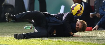 Vine: Roberto Mancini takes a ball to the face from his own player