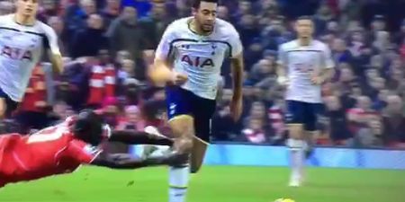 Vine: Mamadou Sakho channels Peter Stringer with desperate hand-trip on Moussa Dembele