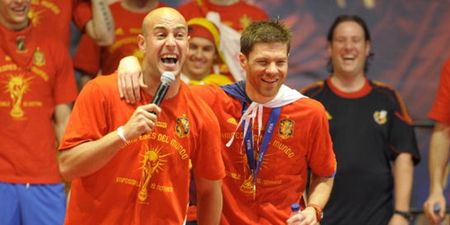 Pic: Xabi Alonso and Pepe Reina look like they’re enjoying the Liverpool game