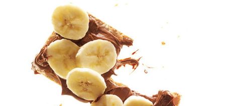 Pure and simple recipe of the day: Crackers with chocolate hazelnut spread and banana