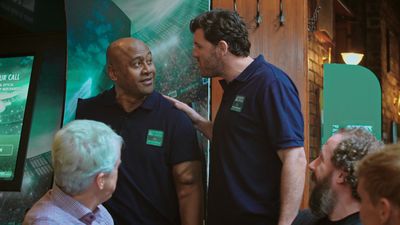 VIDEO: Rugby legend Jonah Lomu brilliantly pranks unsuspecting punters in Dublin pub