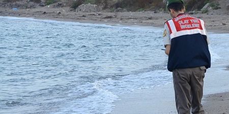 PICS: These incredibly powerful images of a drowned Syrian boy have shocked all of Europe [WARNING: Upsetting images]