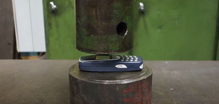 VIDEO: The strength of the legendary Nokia 3310 is tested with a hydraulic press