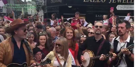 VIDEO: Mundy leads massive sing-song of Galway Girl on Shop Street