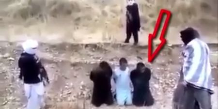 ISIS prisoner escapes execution and appears to kill his AK 47-wielding captors (Graphic content)