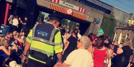 PIC: This Garda helped an elderly woman who was struggling in the crowds outside Robbie Williams