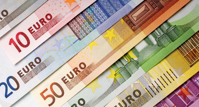 new €100 and €200 banknotes