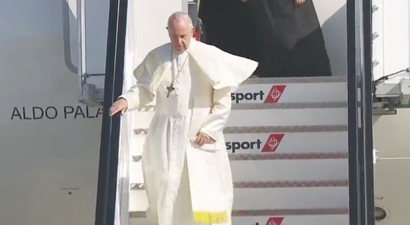 Sky News accidentally report that Pope Francis has arrived in England