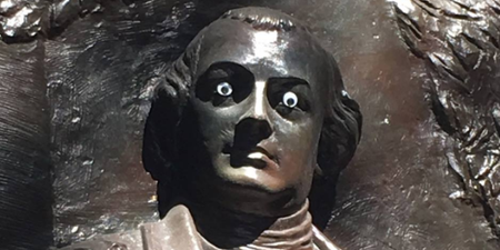 The police in America have gotten involved because a mystery person has put googly eyes on monuments