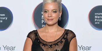 Lily Allen flies in first class but puts her daughter in economy